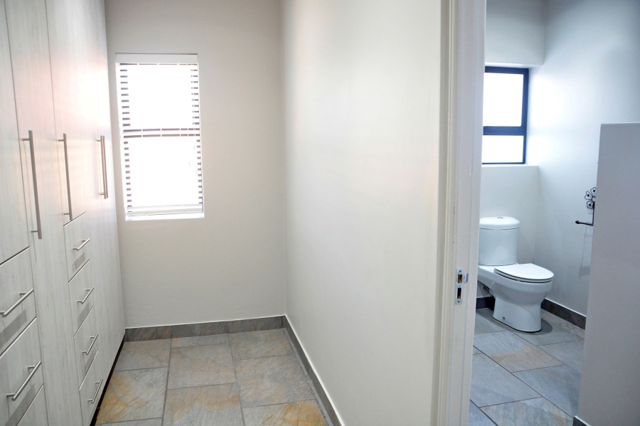 5 Bedroom Property for Sale in Reebok Western Cape